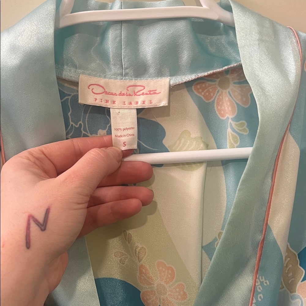 Oscar De la Renta Pink Label: Floral Satin Kimono Robe - Picture 2 of 8